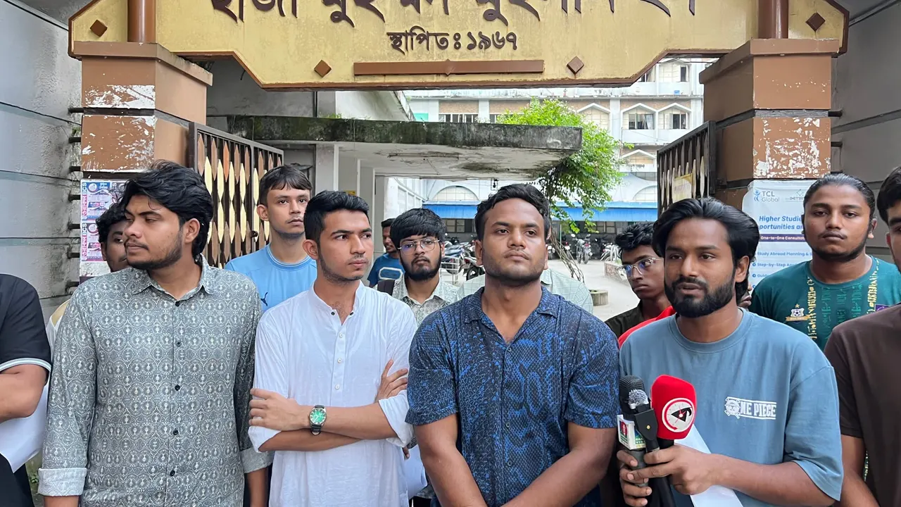 সাংবাদিকদের সঙ্গে কথা বলছেন হাজী মুহম্মদ মহসীন হল ছাত্রদল। ছবি : কালবেলা