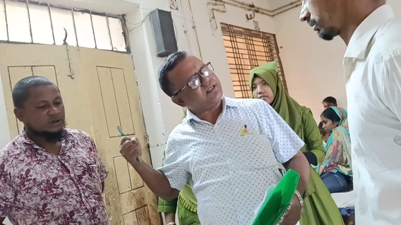 রোগীর অভিভাবকের সঙ্গে চিকিৎসকের অশালীন ব্যবহার। ছবি : ভিডিও থেকে সংগৃহীত