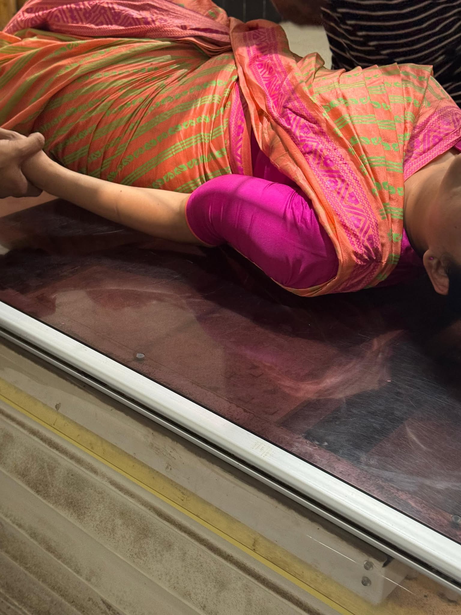 টার্বুলেন্সের শিকার কেবিন ক্রু। ছবি : সংগৃহীত