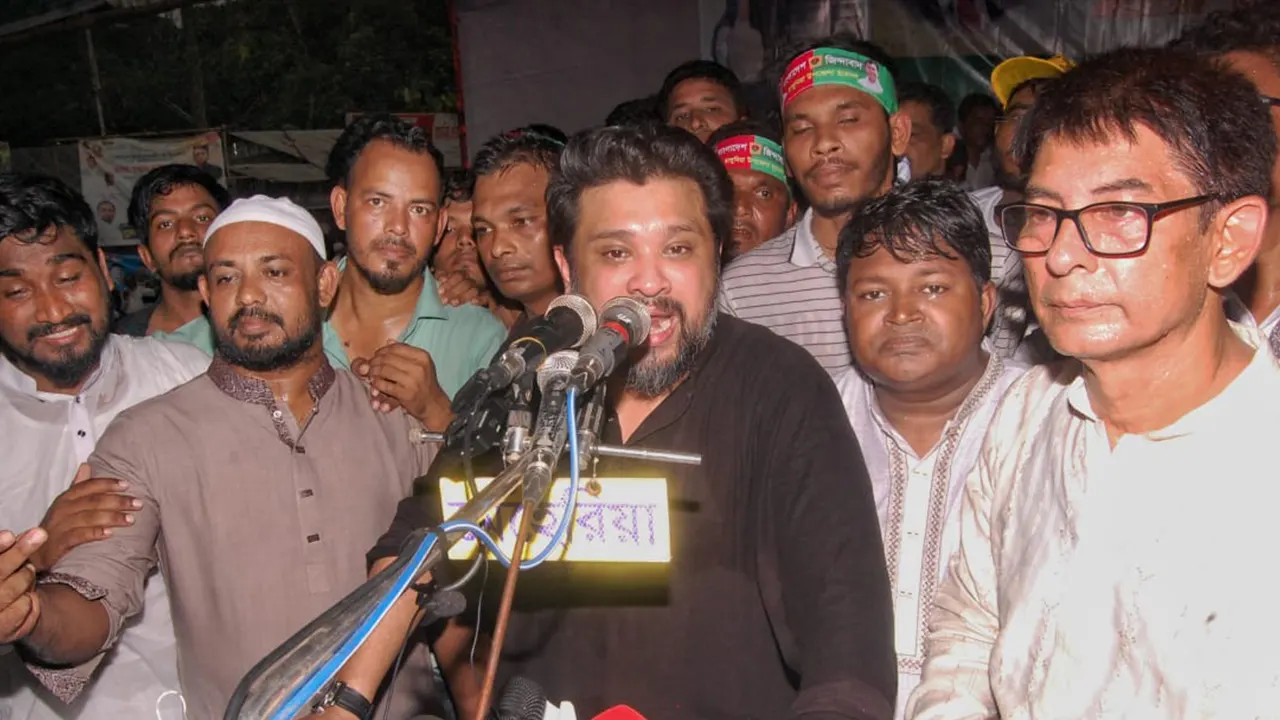 চট্টগ্রামের রাঙ্গুনিয়ার সরফভাটায় জনসভায় বক্তব্য দিচ্ছেন হুম্মাম কাদের চৌধুরী। ছবি : কালবেলা