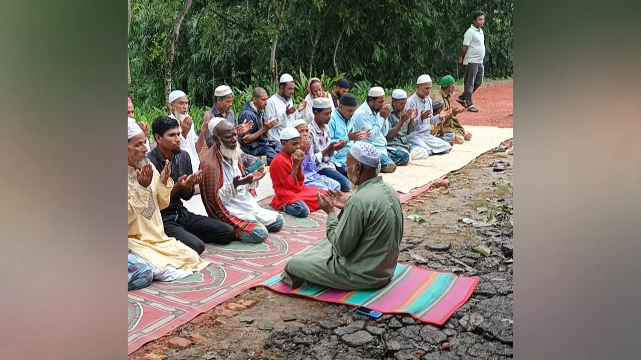 মসজিদে তালাবদ্ধ থাকায় সড়কে জুমার নামাজ আদায় করেছেন একপক্ষের মুসল্লিরা। ছবি : কালবেলা