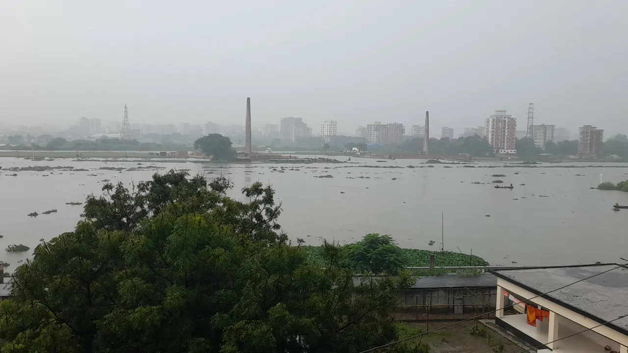 ঢাকার আকাশে ঘোলাটে ভাব। ছবি : কালবেলা