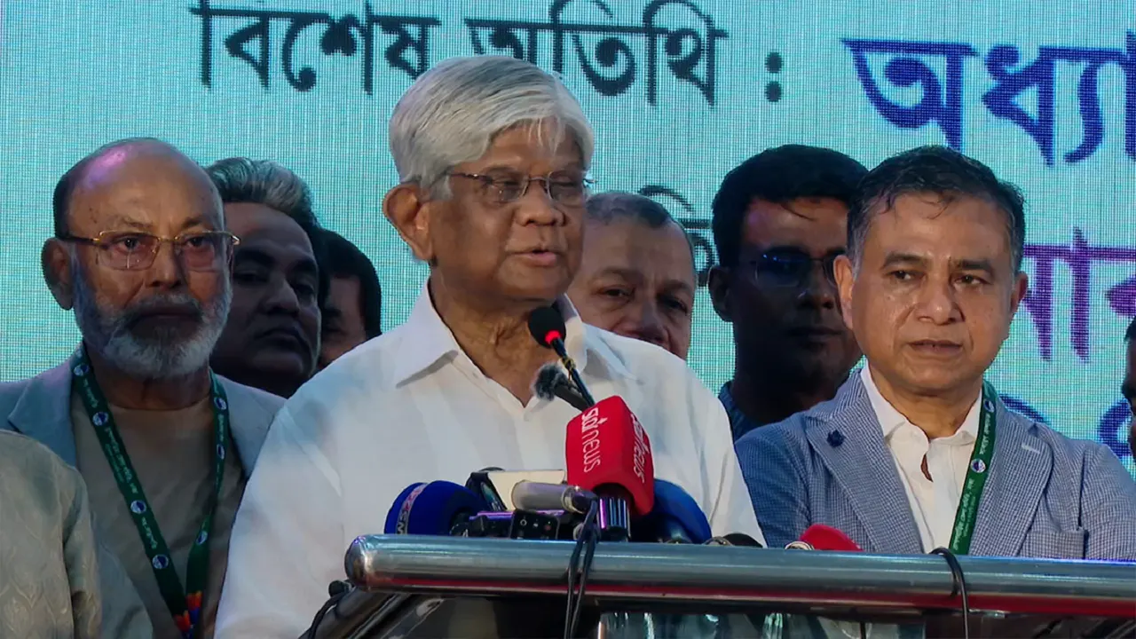 আইসিসিবিতে এক অনুষ্ঠানে কথা বলেন অর্থ উপদেষ্টা ড. সালেহউদ্দিন আহমেদ। ছবি : সংগৃহীত