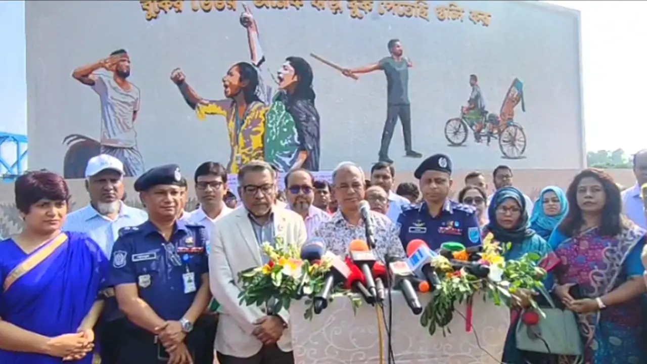 ‘জুলাই বীরত্ব’ ও ‘জুলাই আত্মত্যাগ’ অঙ্কিত গ্রাফিতি উদ্বোধন অনুষ্ঠানে বক্তব্য রাখেন স্বরাষ্ট্র উপদেষ্টা জাহাঙ্গীর আলম চৌধুরী। ছবি : কালবেলা