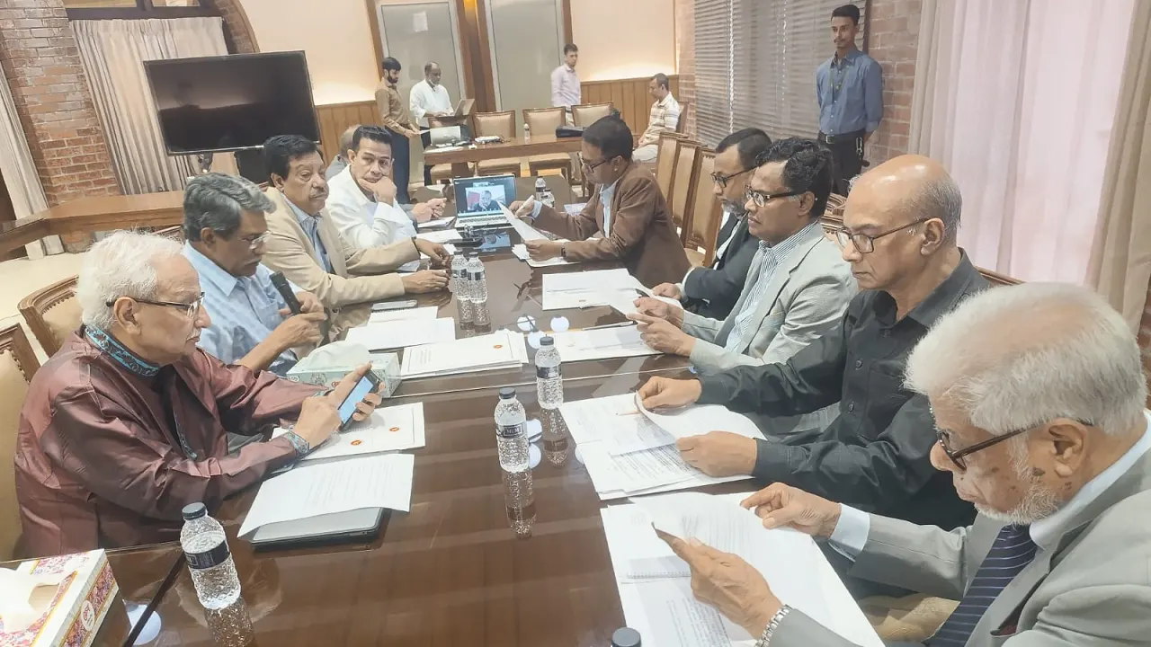 বিশেষজ্ঞদের সঙ্গে আবারও সভা করেছে জাতীয় ঐকমত্য কমিশন। ছবি : কালবেলা