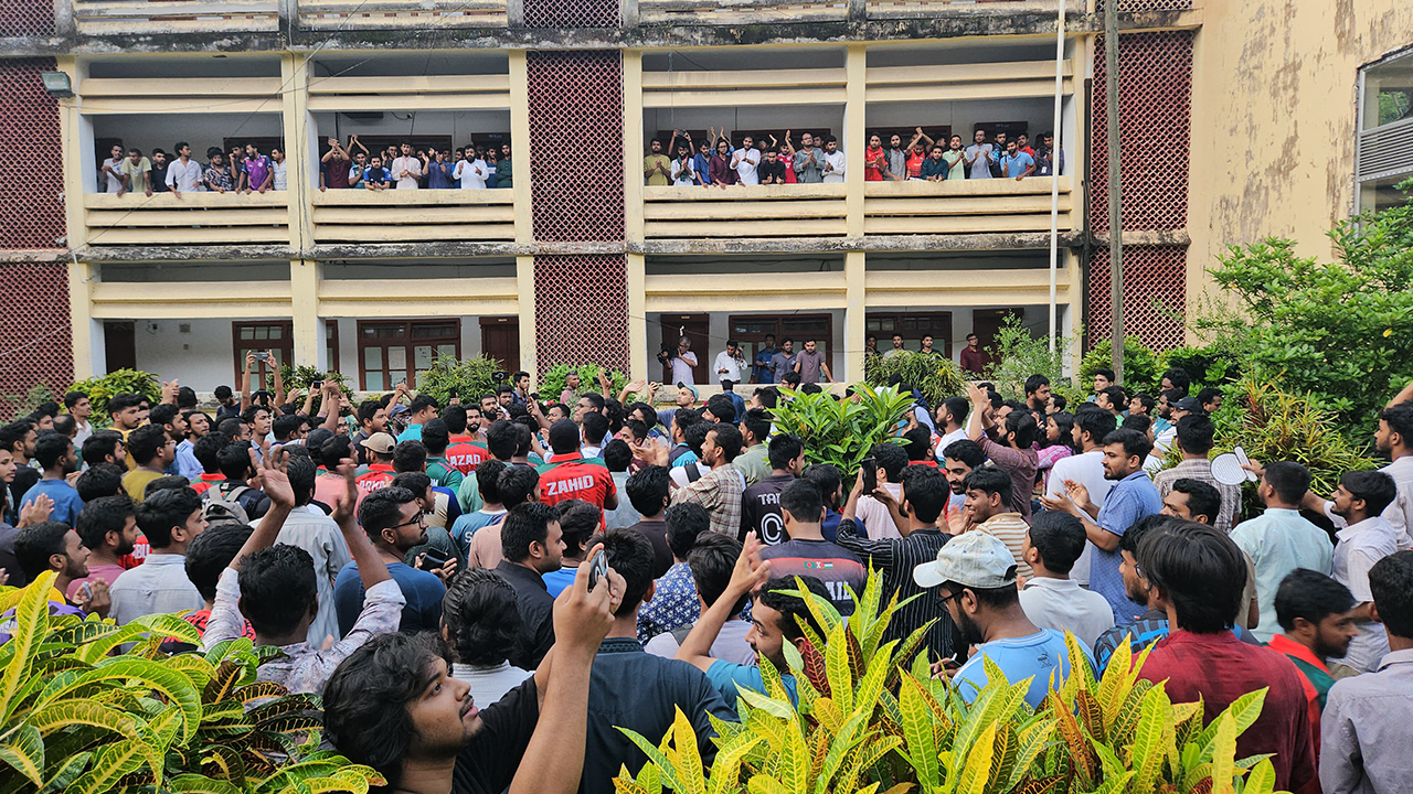 রাবি শিক্ষার্থীদের বিক্ষোভ। ছবি : কালবেলা