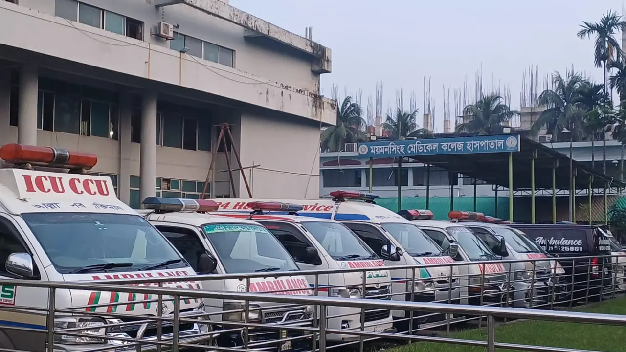 বেসরকারি অ্যাম্বুলেন্স চালকদের ধর্মঘটে ভোগান্তিতে পড়েছেন রোগীরা। ছবি : কালবেলা