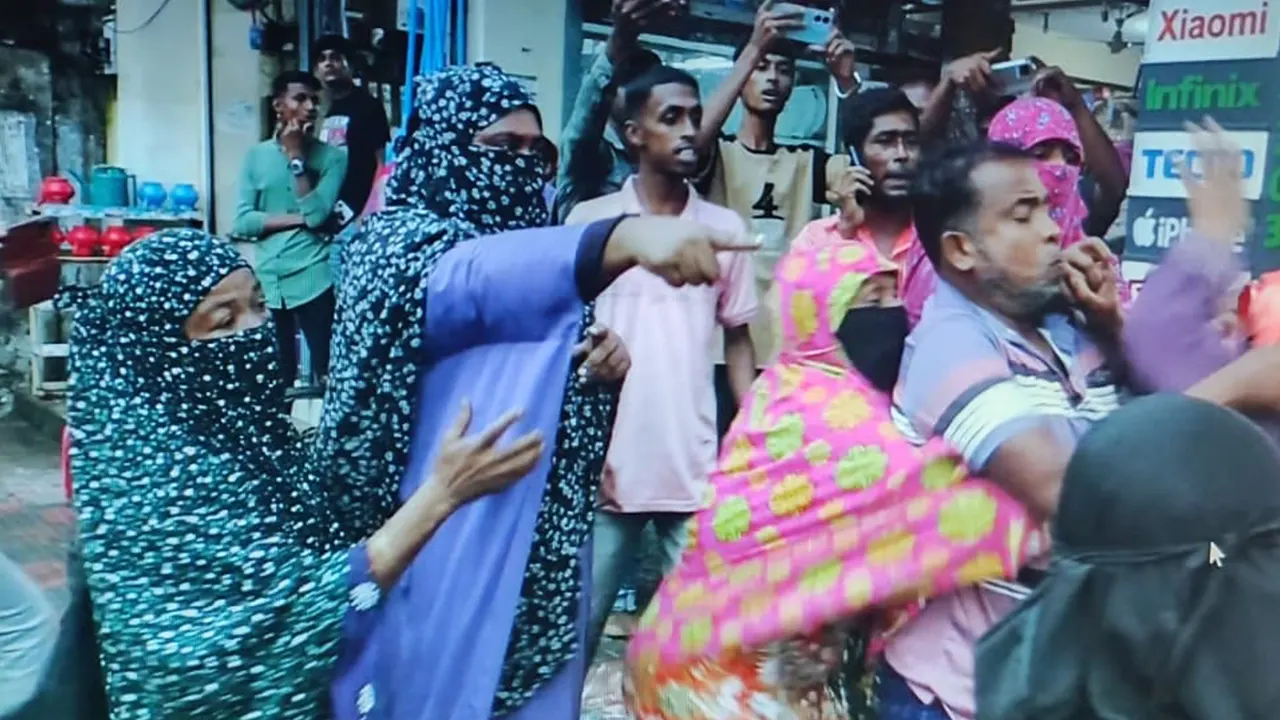 মানববন্ধনে স্বেচ্ছাসেবক দলের নেতা শাহিনুর কবিরের পরিবারের ওপর হামলা করে সাতক্ষীরা জেলা গণঅধিকার পরিষদের সভাপতি প্রার্থী হাসানুর রহমান হাসানের পরিবার। ছবি : কালবেলা