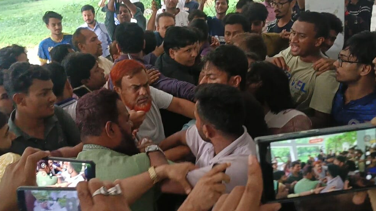 শিক্ষক-শীক্ষার্থীদের ধস্তাধস্তি। ছবি : কালবেলা