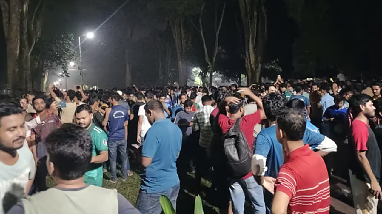 মধ্যরাতেও রাবিতে আন্দোলনে শিক্ষার্থীরা। ছবি : সংগৃহীত