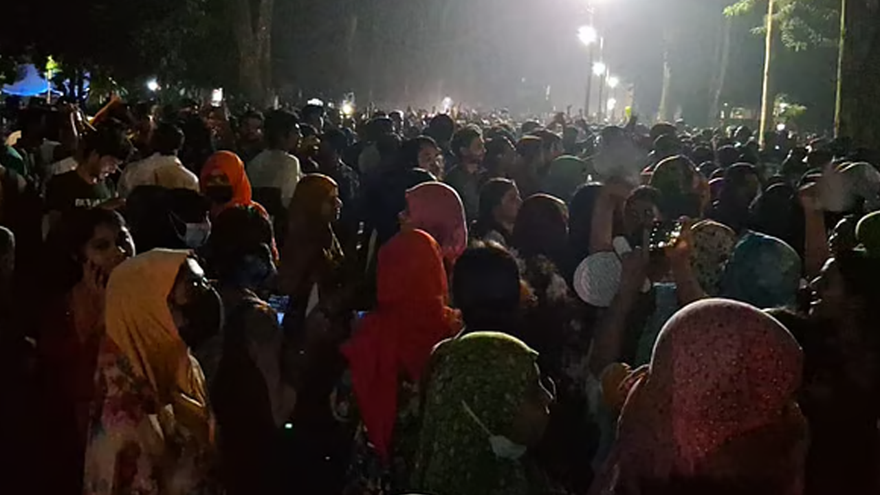 পোষ্য কোটা বাতিলের দাবিতে রাজশাহী বিশ্ববিদ্যালয়ের উপাচার্যের বাসভবনের সামনে অবস্থান নেওয়া শিক্ষার্থীরা। ছবি : সংগৃহীত