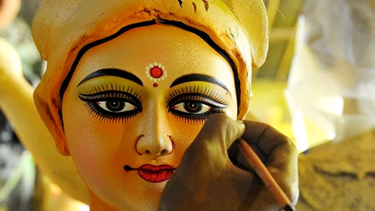 চণ্ডীপাঠের মধ্যদিয়ে দেবী দুর্গার আবাহনই মহালয়া। ছবি: সংগৃহীত