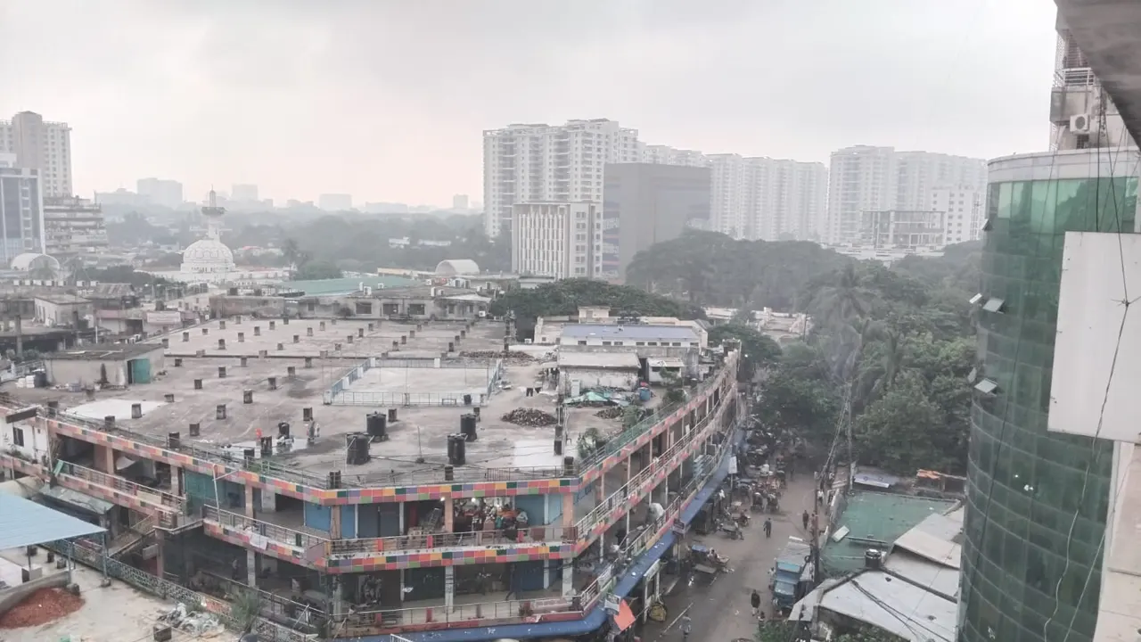 কুয়াশায় আচ্ছন্ন রাজধানীর নিউমাকের্টের আকাশ। ছবি : কালবেলা