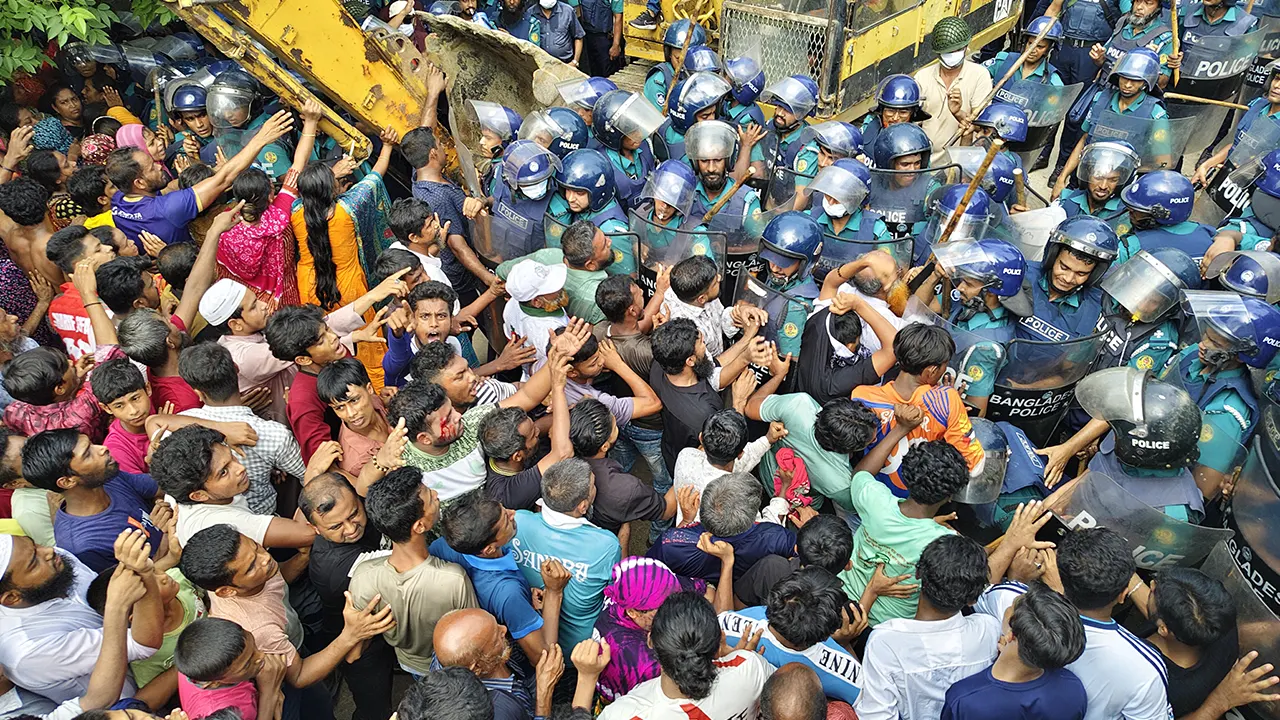 খুলনার বাস্তুহারা এলাকায় মুক্তিযোদ্ধা কলোনিতে উচ্ছেদ অভিযান। ছবি : কালবেলা