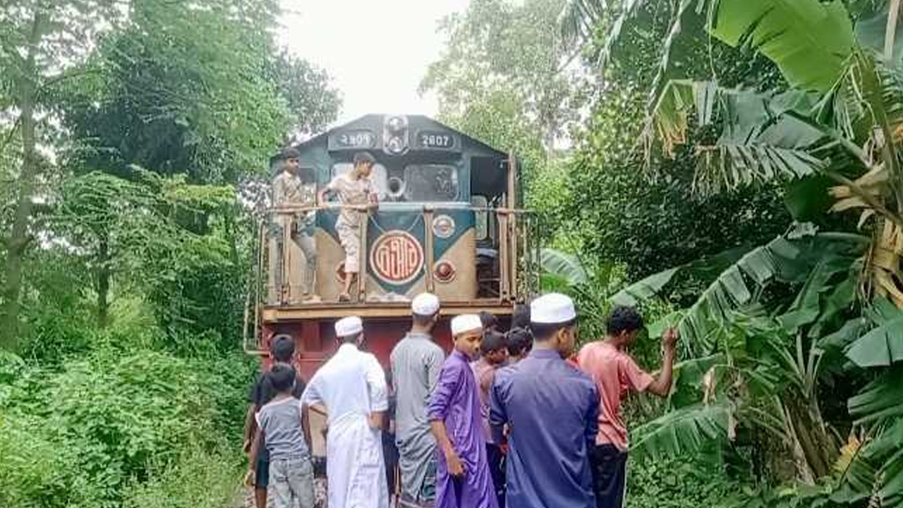 ট্রেন বন্ধ থাকায় ভোগান্তিতে পড়েন যাত্রীরা। ছবি : সংগৃহীত