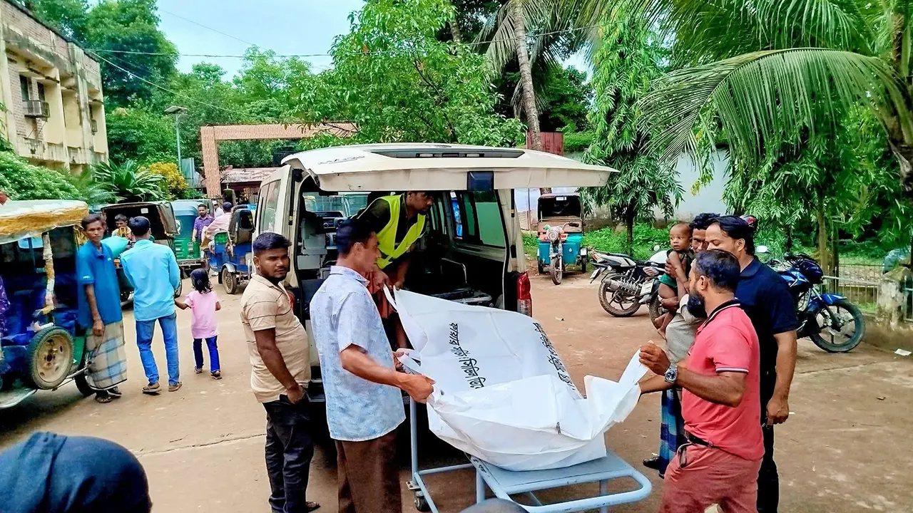 চট্টগ্রামের লোহাগাড়ায় বিদ্যুৎস্পৃষ্ট এক যুবকের মরদেহ উদ্ধার। ছবি : কালবেলা