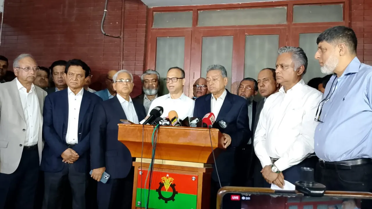 গুলশানে দলের চেয়ারপারসনের কার্যালয়ে ব্যবসায়ী প্রতিনিধি দলের সঙ্গে সাক্ষাৎ শেষে কথা বলেন আমীর খসরু মাহমুদ চৌধুরী। ছবি : কালবেলা