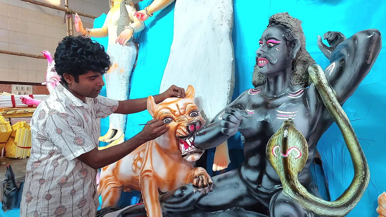 ময়মনসিংহে দুর্গাপূজা প্রস্তুতি। ছবি : কালবেলা
