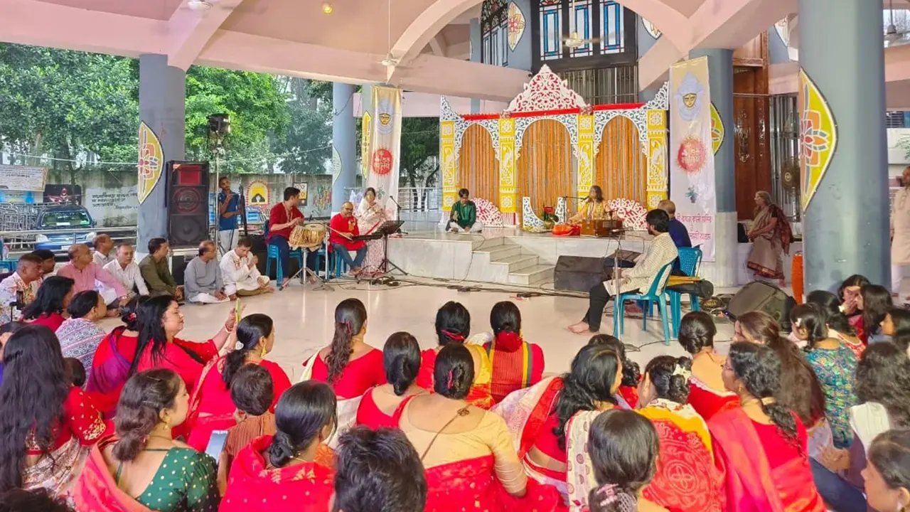 রাজধানীর প্রাণকেন্দ্রে অবস্থিত ঐতিহাসিক শ্রীশ্রী রমনা কালীমন্দির ও শ্রীমা আনন্দময়ী আশ্রমে মহালয়ার বিশেষ অনুষ্ঠান। ছবি : কালবেলা