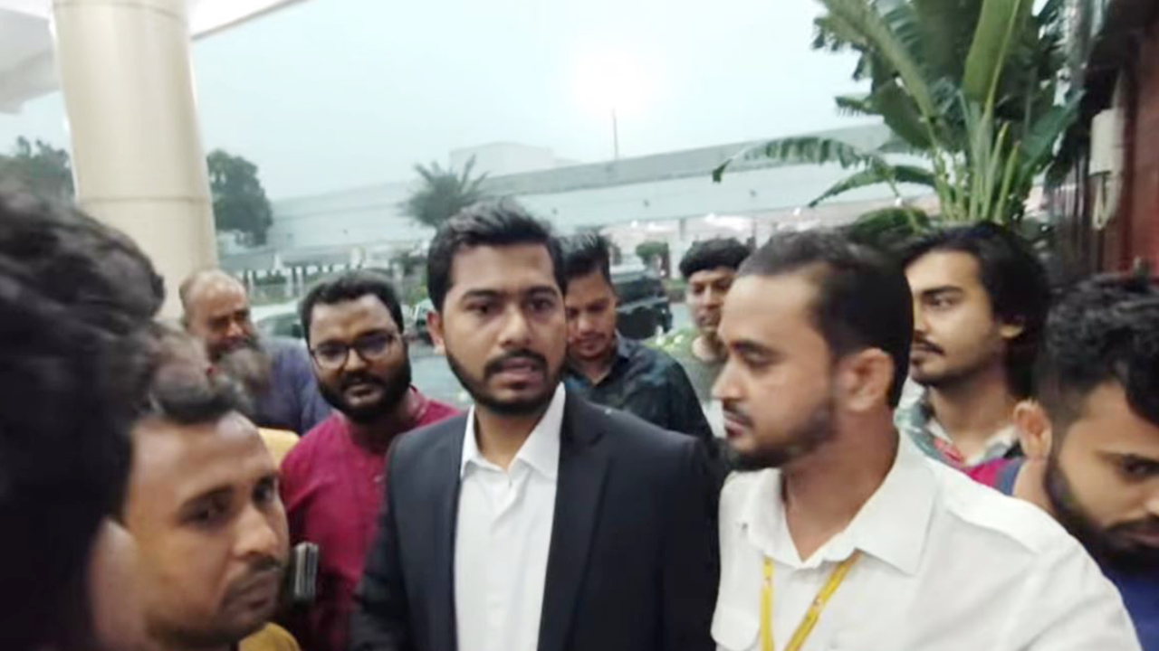 বিমানবন্দরে নেতাকর্মীদের সঙ্গে গণঅধিকার পরিষদের সভাপতি ভিপি নুরুল হক নুর। ছবি : সংগৃহীত