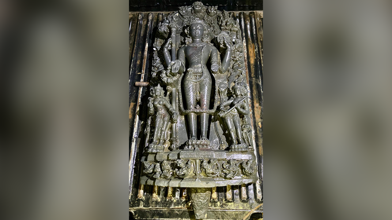 উদ্ধারকৃত কষ্টি পাথরের মূর্তি। ছবি : কালবেলা