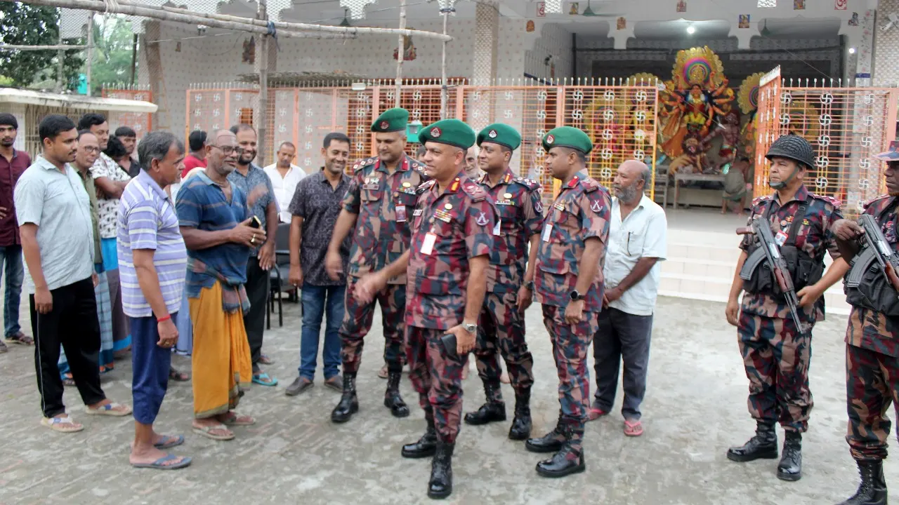বিজিবির ঊর্ধ্বতন কর্মকর্তারা বিভিন্ন পূজা মণ্ডপ পরিদর্শন করেছেন। ছবি : কালবেলা