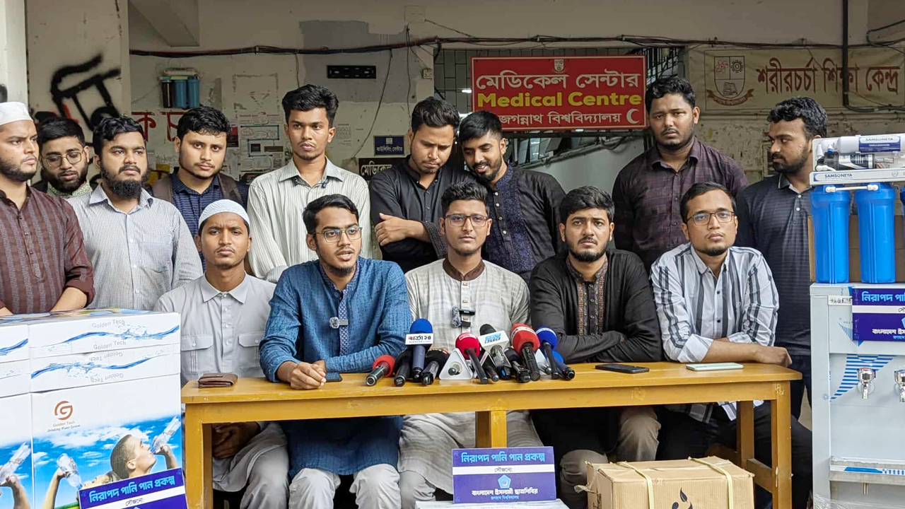 জবিতে পানির ফিল্টার স্থাপন করছে শাখা ছাত্রশিবির। ছবি : কালবেলা