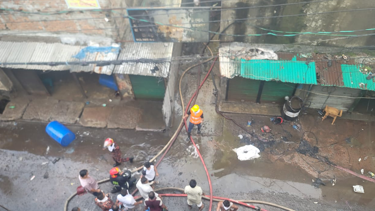আগুন নিয়ন্ত্রণে কাজ করছে ফায়ার সার্ভিসের কর্মীরা। ছবি : কালবেলা