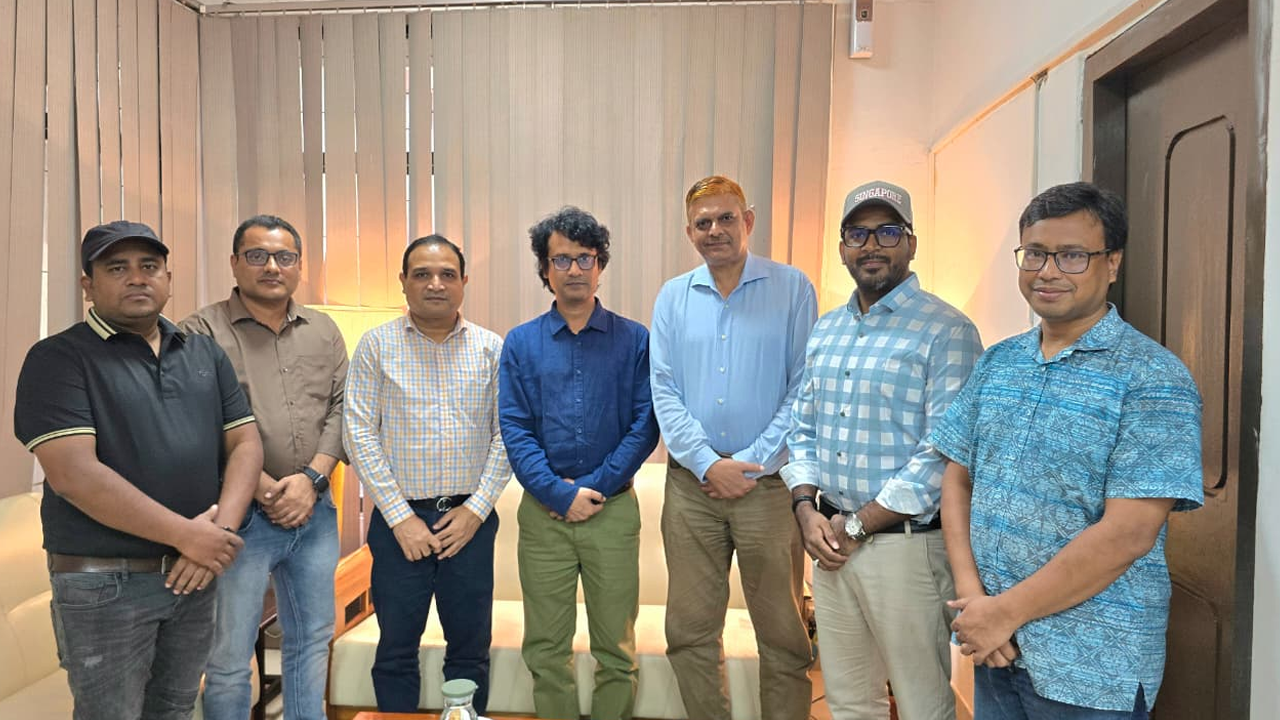 বৈঠক শেষে পিআইবির মহাপরিচালক ফারুক ওয়াসিফের সঙ্গে অনলাইন এডিটরস অ্যালায়েন্সের নেতারা। ছবি : সংগৃহীত