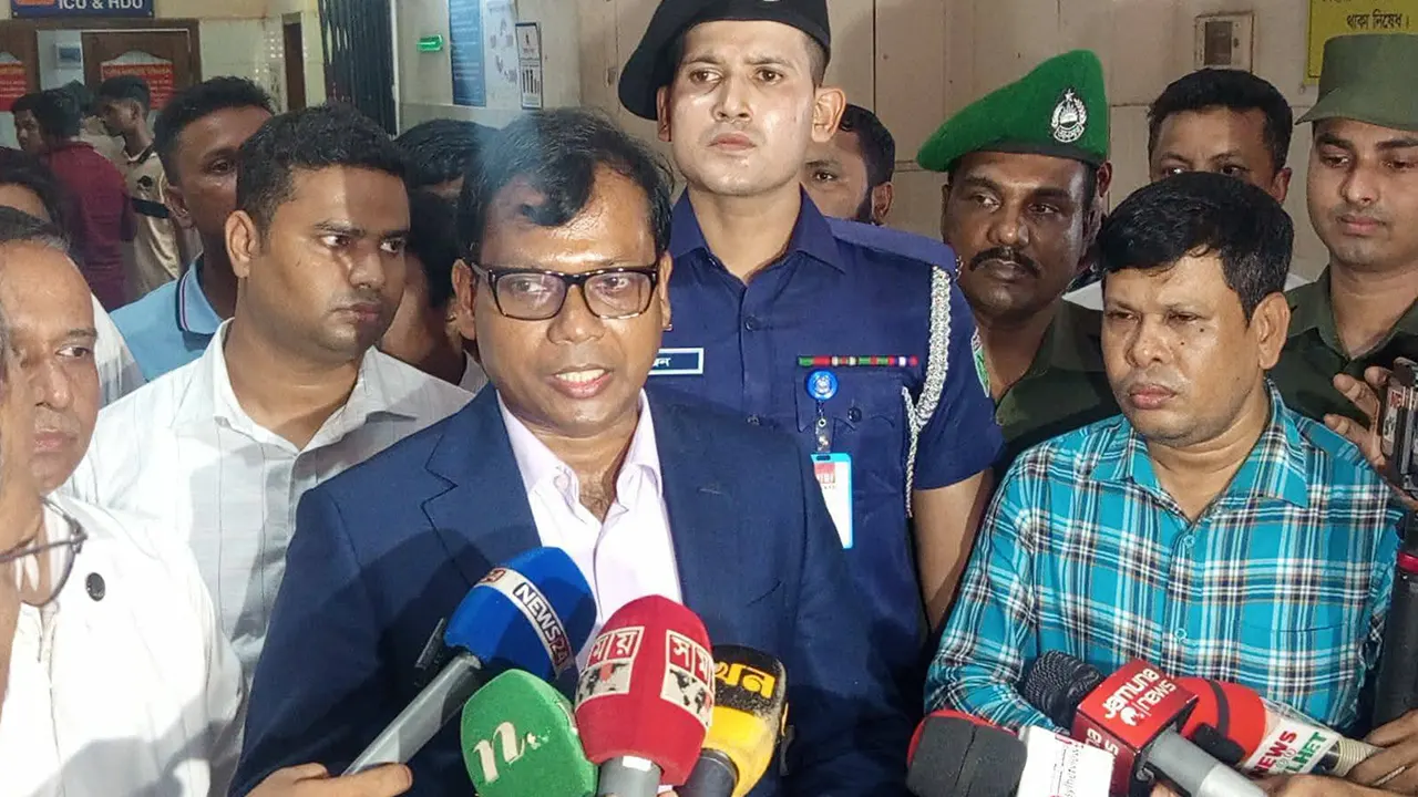 সিলেটের এমএজি ওসমানী হাসপাতাল পরিদর্শনে কথা বলেন জেলা প্রশাসক মো. সারওয়ার আলম। ছবি : কালবেলা