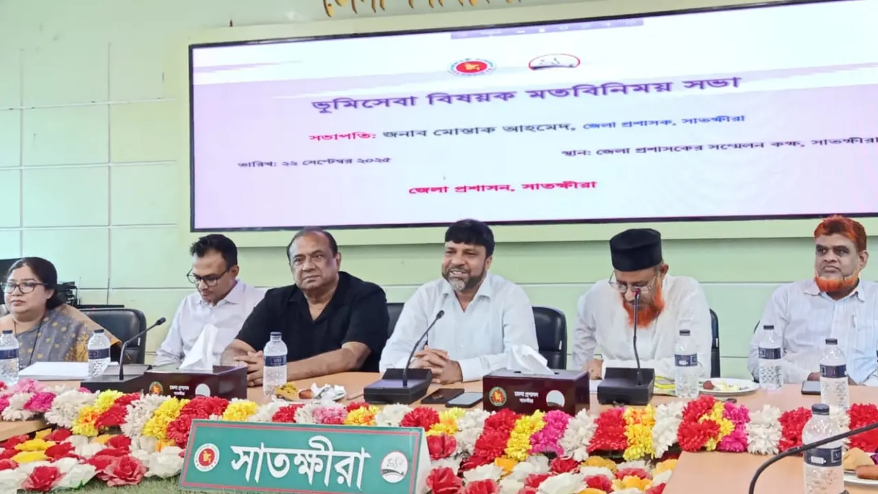 ভূমিসেবা সংক্রান্ত মতবিনিময় সভায় অতিথিরা। ছবি : কালবেলা