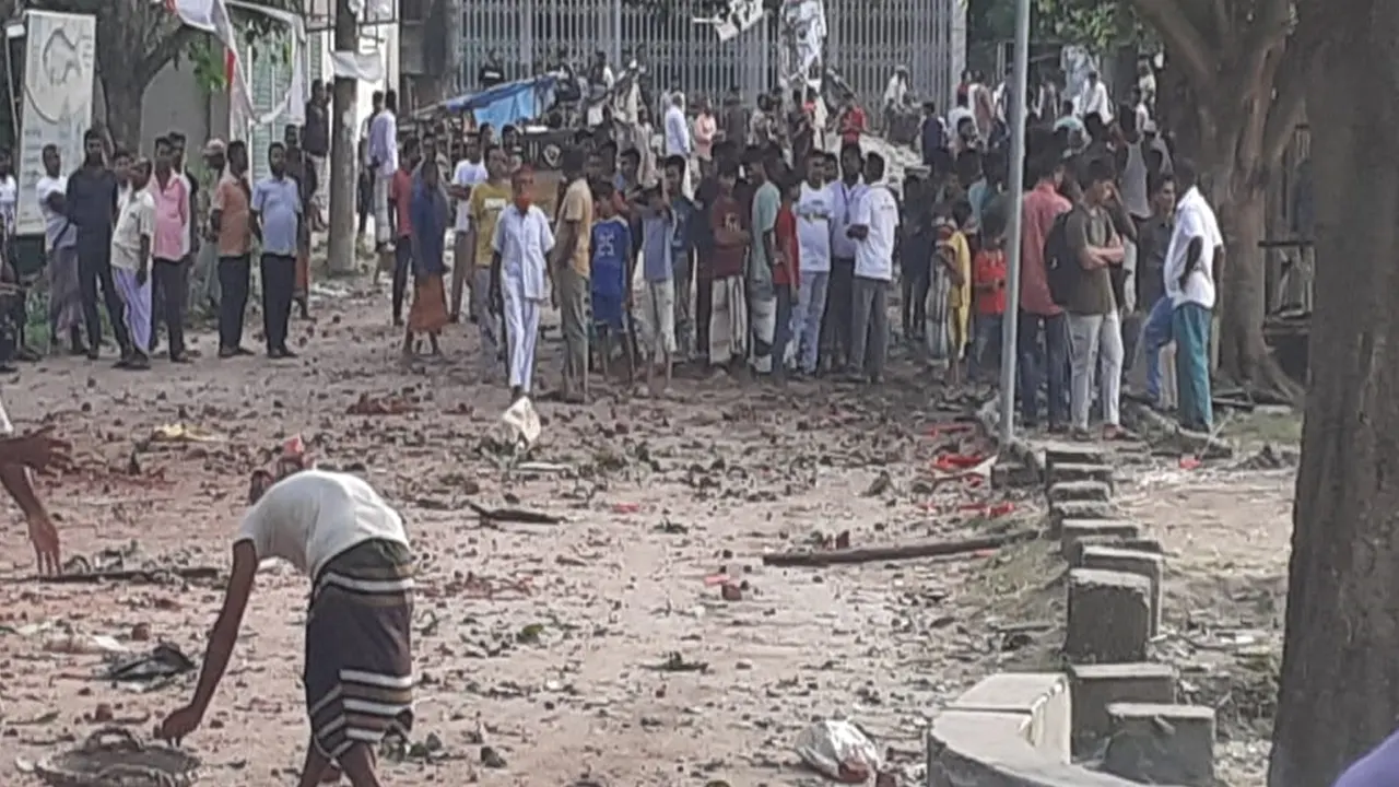 নদীর ঘাট নিয়ে ভয়াবহ সংঘর্ষে একপক্ষের অবস্থান। ছবি : কালবেলা
