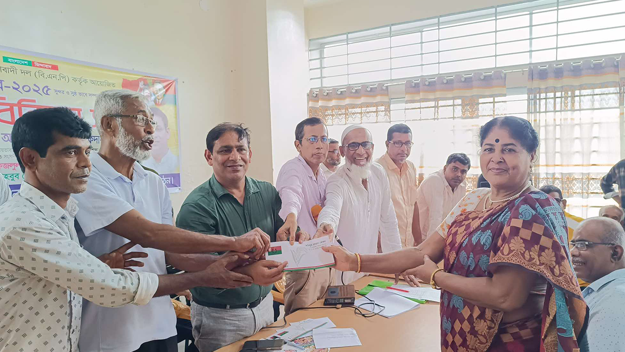 দুর্গাপূজা উৎসবমুখর করতে পূজামণ্ডপের প্রতিনিধিদের নগদ অর্থ প্রদানকালে আনিসুর রহমান তালুকদার খোকন। ছবি : সংগৃহীত