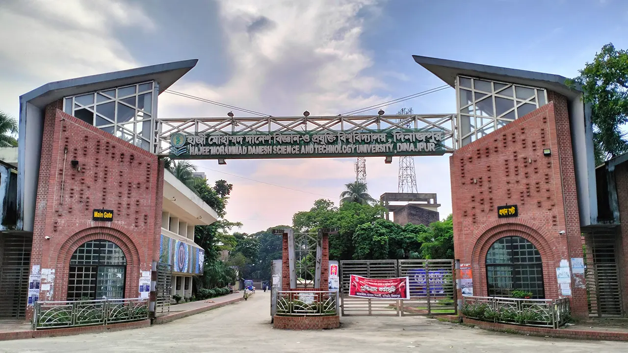 হাবিপ্রবি ক্যাম্পাসের ফটক। ছবি : কালবেলা