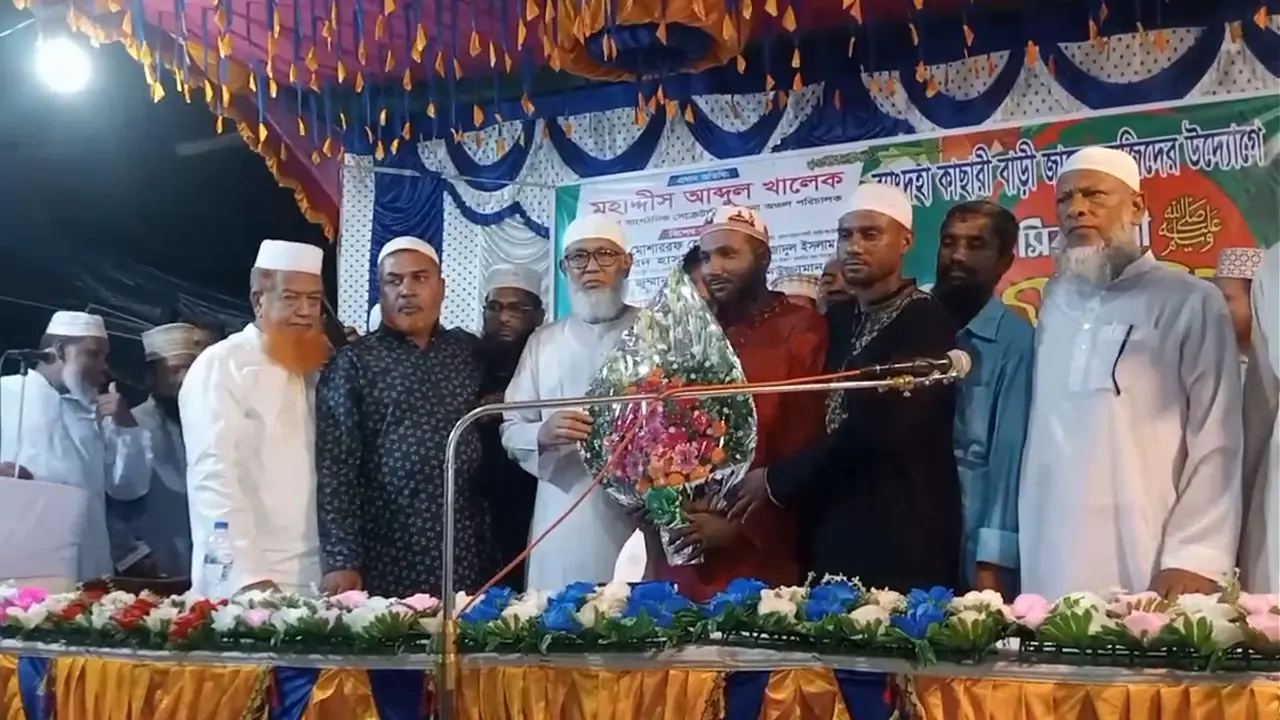 সাতক্ষীরায় জামায়াতে যোগদান করা নেতাকর্মীদের ফুল দিয়ে বরণ করা হয়। ছবি : কালবেলা