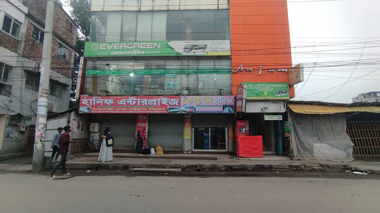 রাজশাহীর শিরোইল বাস টার্মিনালে বন্ধ দেখা গেছে কাউন্টার। ছবি : কালবেলা
