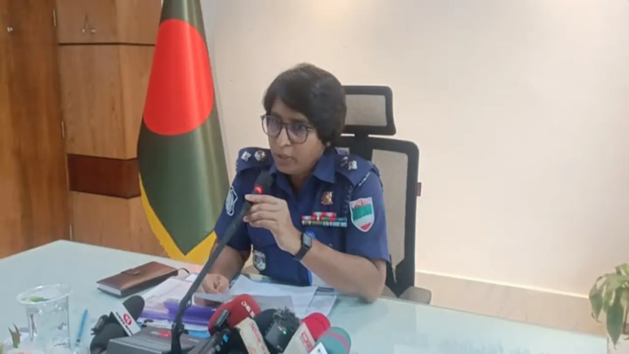 সাংবাদিকদের সঙ্গে মতবিনিময় সভায় বক্তব্য রাখছেন যশোরের এসপি রওনক জাহান। ছবি : কালবেলা