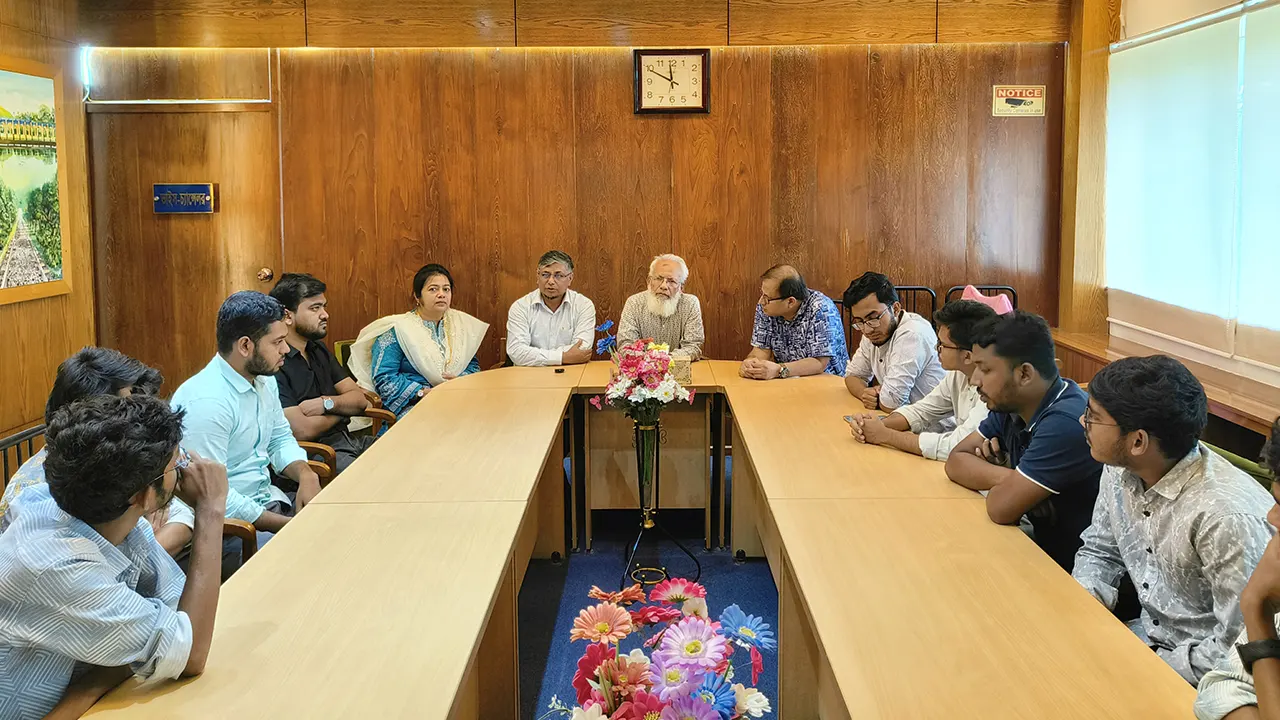 বাকৃবিতে শিক্ষার্থী-শিক্ষকদের বৈঠক। ছবি : কালবেলা