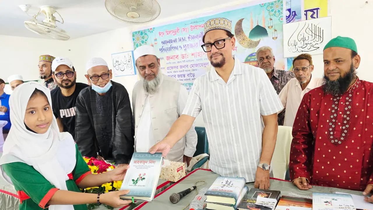 ইসলামী সাংস্কৃতিক প্রতিযোগিতার পুরস্কার বিতরণ করেন মেয়র ডা. শাহাদাত হোসেন। ছবি : কালবেলা