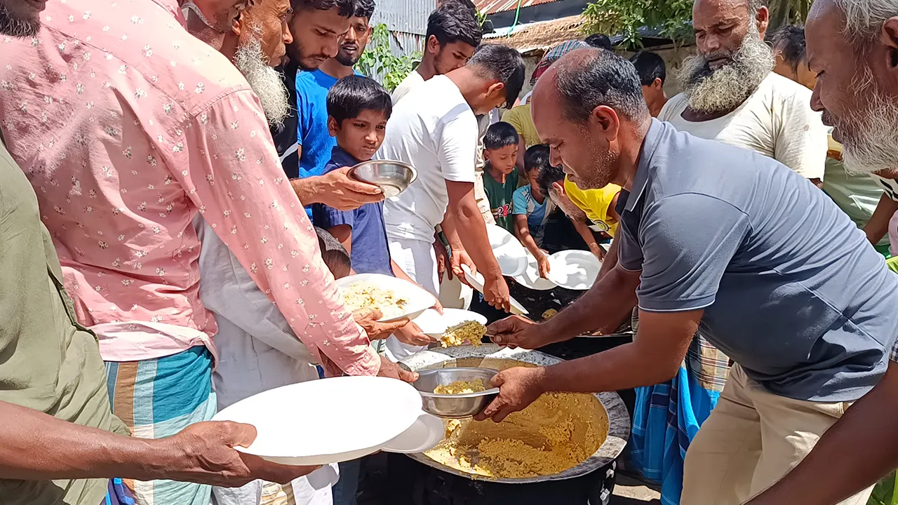 কিশোরগঞ্জে তৃণমূল নেতাকর্মীদের ঐক্যবদ্ধ রাখতে খিচুড়ি বিতরণ। ছবি : কালবেলা