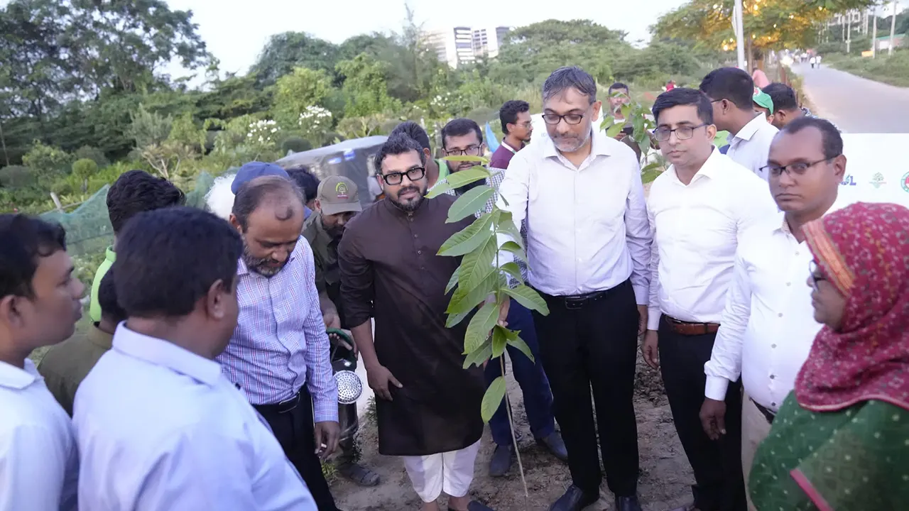 ঢাকার জীববৈচিত্র্য পুনরুদ্ধার ও নগর পরিবেশ উন্নয়নে বিভিন্ন প্রজাতির ১৬০০ বৃক্ষরোপণ। ছবি : সংগৃহীত