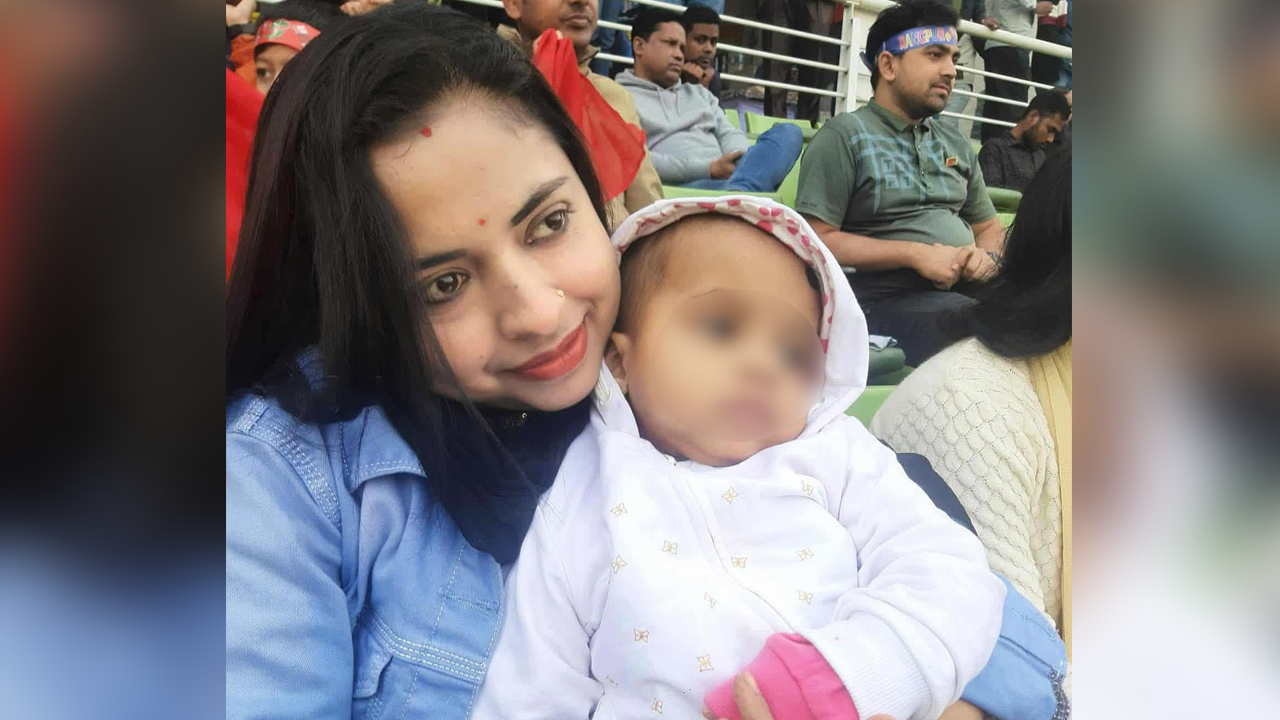 জয়ন্তী মন্ডল ও তার মেয়ে প্রতিভা মন্ডল। ছবি : সংগৃহীত