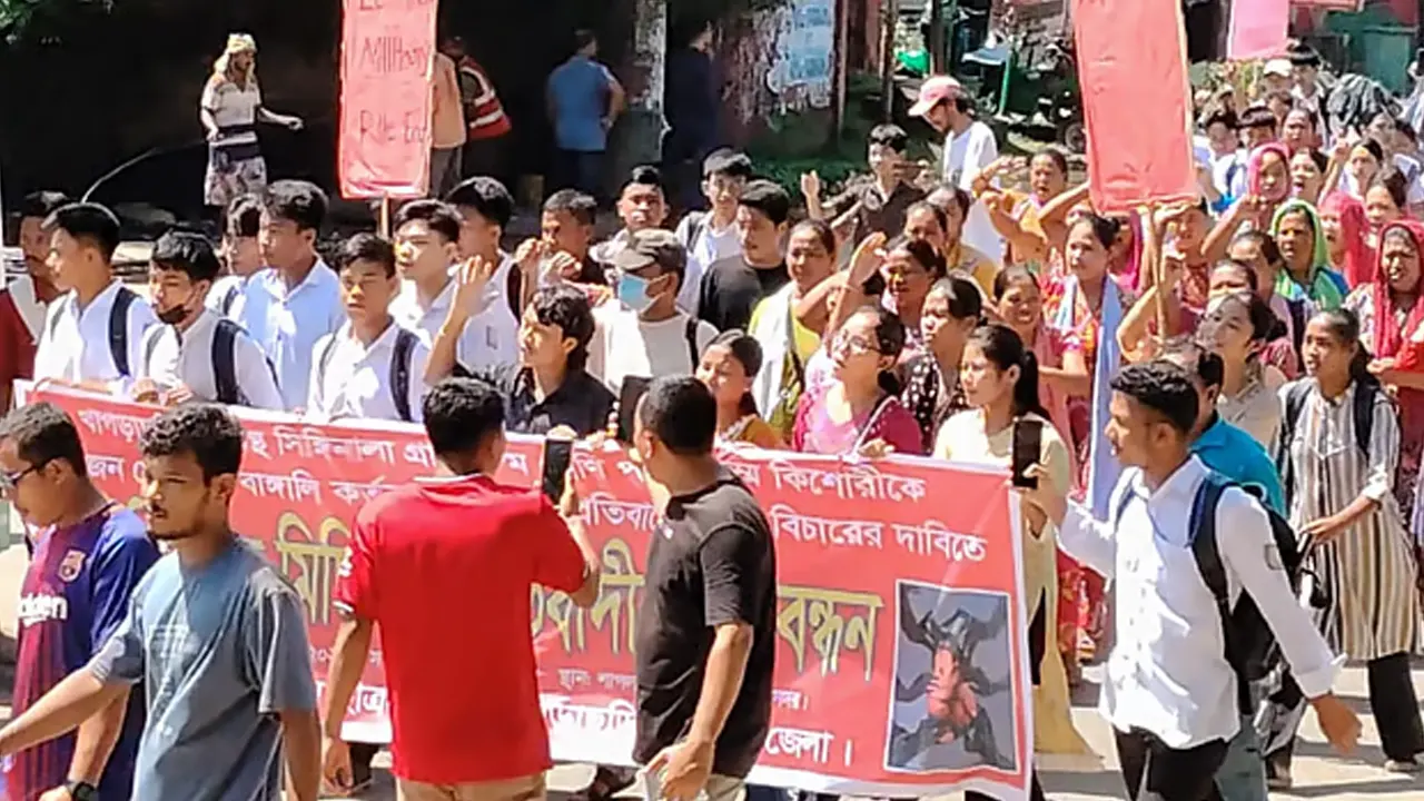 খাগড়াছড়িতে কিশোরীকে সংঘবদ্ধ ধর্ষণের ঘটনায় বিক্ষোভ হয়েছে। ছবি : সংগৃহীত
