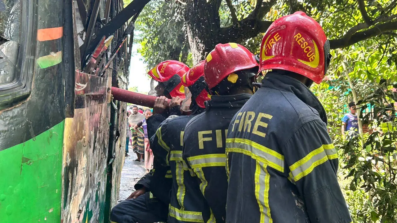 মুন্সীগঞ্জে মাদ্রাসাছাত্রী মৃত্যুর ঘটনায় বাসে আগুন। ছবি : কালবেলা