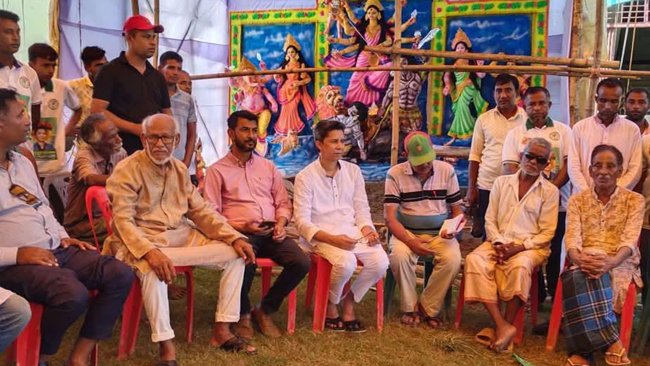 পূজামণ্ডপ পরিদর্শনে গিয়ে মণ্ডপ কর্তৃপক্ষের সঙ্গে আলাপকালে মাহবুবুর রহমান সরকার। ছবি : সংগৃহীত