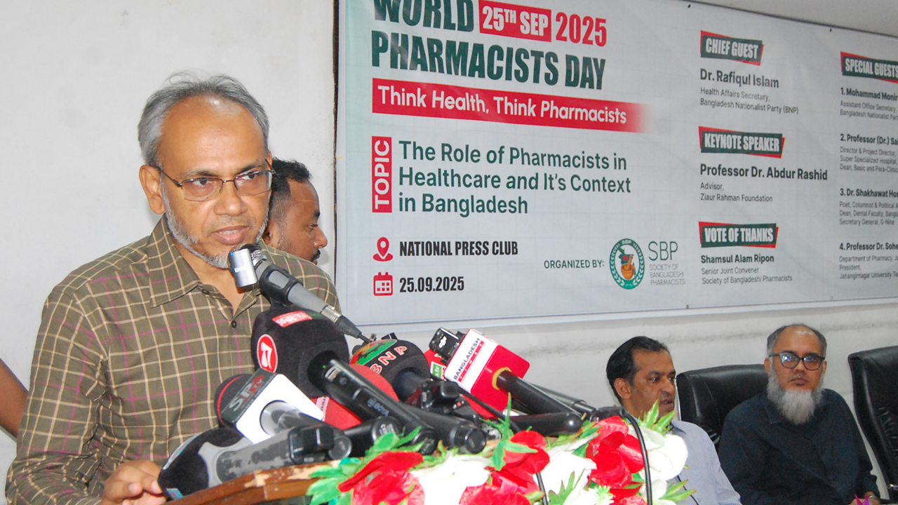 বক্তব্য রাখেন বিএনপির স্বাস্থ্যবিষয়ক সম্পাদক ডা. মো. রফিকুল ইসলাম। ছবি : কালবেলা