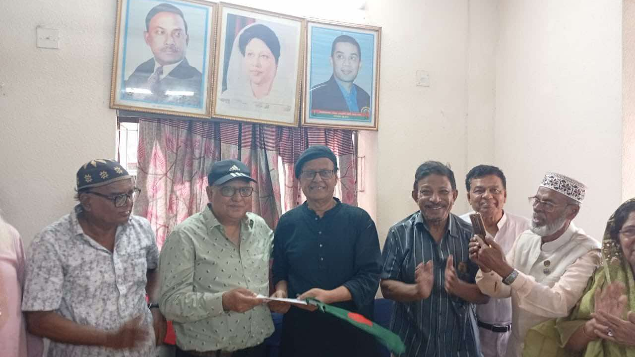 পুরানা পল্টনে মুক্তিযোদ্ধা দলের কেন্দ্রীয় কার্যালয়ে গিয়ে সংগঠনের শীর্ষ নেতাদের সঙ্গে শুভেচ্ছা বিনিময় করেন বীর মুক্তিযোদ্ধা মাসুদ হোসেন আলমগীর। ছবি : কালবেলা