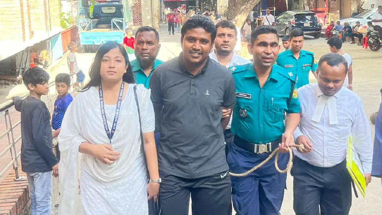 আদালত প্রাঙ্গণে ছাত্রলীগ নেতা মো. বিপ্লব হোসেন। ছবি : কালবেলা