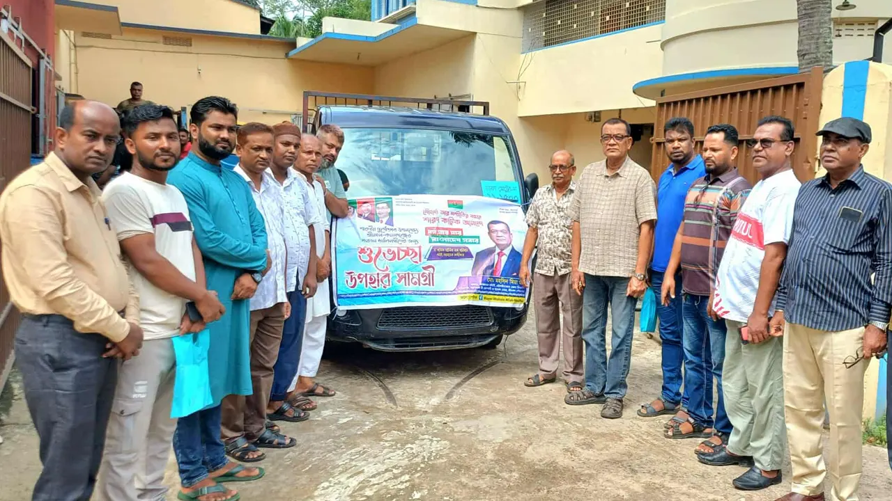 শারদীয় দুর্গাপূজা উপলক্ষে মৌলভীবাজারে তারেক রহমানের পক্ষ থেকে শুভেচ্ছা উপহার। ছবি : কালবেলা
