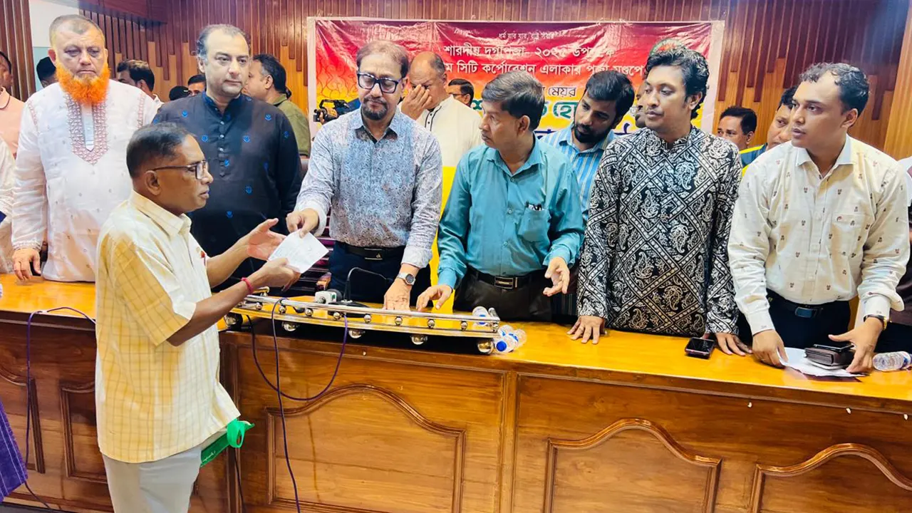 চট্টগ্রামের পূজামণ্ডপে বরাদ্দ অনুদানের চেক তুলে দেন মেয়র ডা. শাহাদাত হোসেন। ছবি : কালবেলা